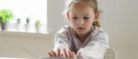 kid pushing a bowl away because she had arfid
